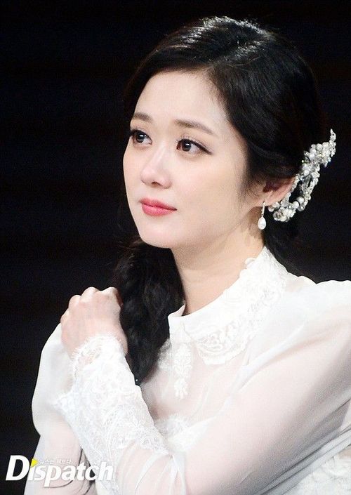 Mỹ nhân không tuổi của màn ảnh Hàn diện bộ váy mang phong cách nữ tính, yểu điệu, cô tết tóc lệch một bên, trang điểm tươi tắn.