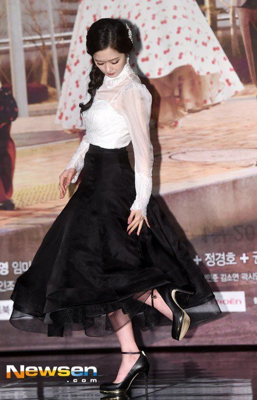 Jang Nara cẩn thận xem lại chân váy bồng bềnh dễ mắc kẹt vào đôi giày cao gót.