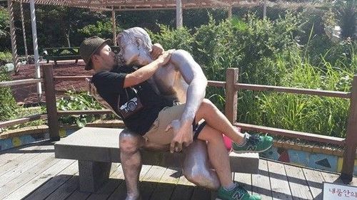 Rapper Đinh Tiến Đạt tạo dáng hài hước tại một số điểm đến.