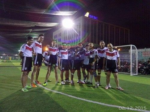 Anh dành thời gian chơi bóng cùng bạn bè.