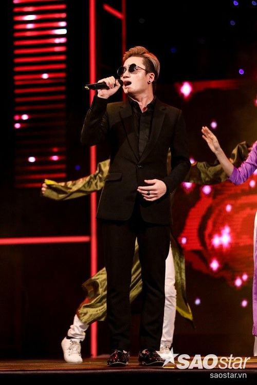 "Hiện tượng" Phan Mạnh Quỳnh trình diễn hit Vợ người ta.