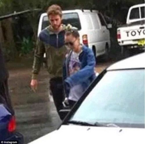 Tái hợp: Trong những ngày đầu tiên của năm mới 2016, cánh săn ảnh bắt gặp Miley và Liam tại lễ hội âm nhạc ở Australia. Không chỉ xuất hiện cùng nhau, cặp tình nhân một thời còn có những cử chỉ tình tứ khác. Những nguồn tin cho biết Miley đã đến quê nhà Liam để đón năm mới cùng gia đình anh.
