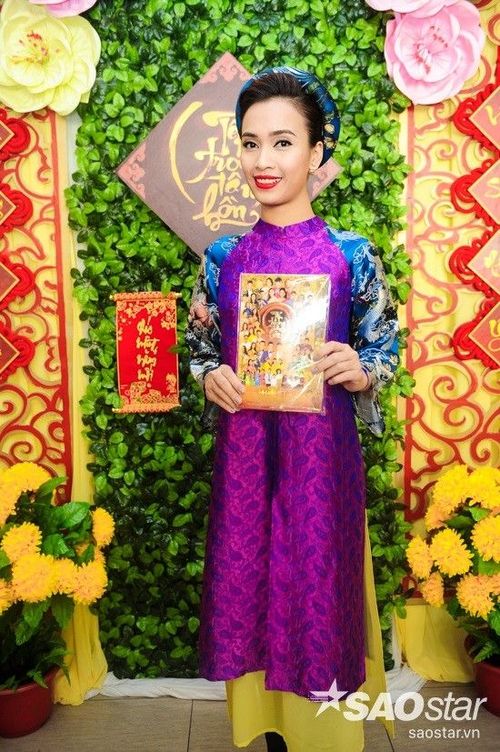 Ca nhạc sĩ Ái Phương. 2015 tiếp tục là một năm thành công nữa của cô trong âm nhạc. Ca khúc Tôi thấy hoa vàng trên cỏ xanh do người đẹp thể hiện nhận được rất nhiều tình cảm từ khán giả yêu nhạc và nó cũng giúp cô giành một số giải thưởng quan trọng.