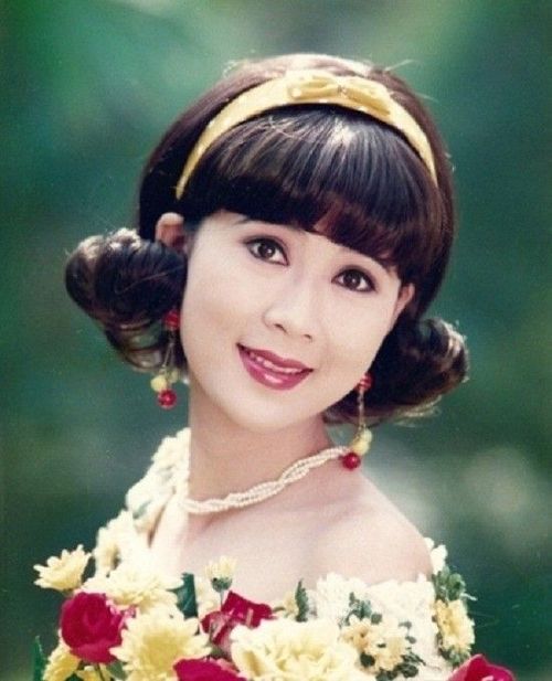 Sở hữu nhan sắc xinh đẹp hiếm có với đôi mắt bồ câu, khuôn mặt như trăng rằm,mũi dọc dừa, cằm V-line, Diễm Hương chính là biểu tượng nhan sắc khiến nhiều người say mê.