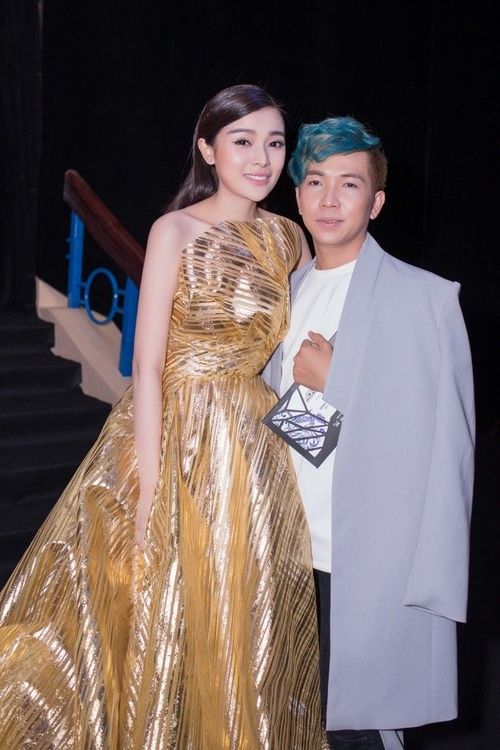 của NTK Ivan Trần. Thiết kế bắt mắt giúp người đẹp khoe trọn nhan sắc quyến rũ trước ống kính.