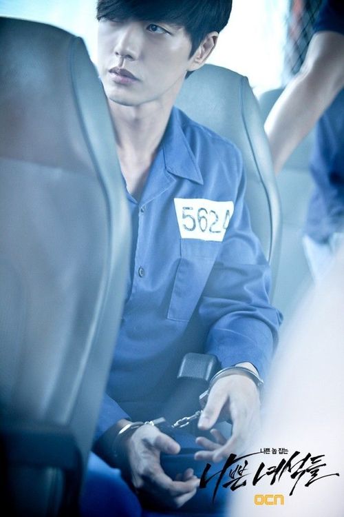 Năm 2014, mỹ nam Park Hae Jin có vai diễn kẻ giết người hàng loạt Lee Jung Moon trong drama Bad Guys của đài OCN. Đằng sau vẻ mỹ nam, điềm đạm là tên tâm thần có chỉ số IQ 165 với học vị xuất sắc. Dù khoác áo tù nhân, Park Hae Jin vẫn toát lên diện mạo mỹ nam.
