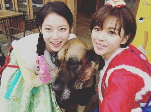 Cặp chị em Gong Seung Yeon - Jungyeon (TWICE) tranh thủ chụp ảnh tự sướng khi ghi hình cho show thực tế We Are Siblings.