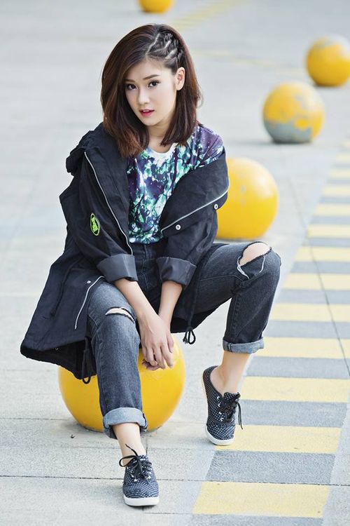 Cá tính với mái tóc bím nửa đầu cùng áo khoác thể thao và jean boyfriend rách.