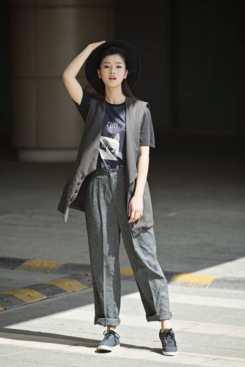 Menswear với T shirt đen áo blazer dài cùng baggy rộng xám.