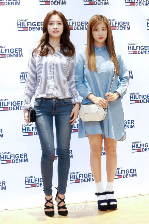 Hôm 23/3, loạt sao Kpop đến dự sự kiện ra mắt bộ sưu tập Xuân hè 2016 của một nhãn hiệu thời trang lớn, trong số đó gây chú ý là 2 thành viên Son Na Eun và Park Cho Rong của nhóm A Pink.