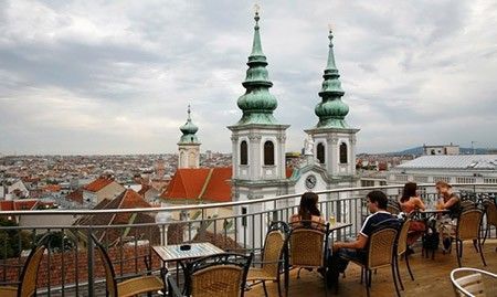 Một quán café trên sân thượng tại thủ đô Vienna của Áo - Ảnh: Guardian