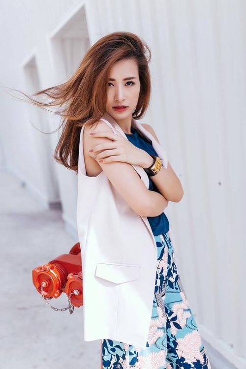 He thậm chí móng tay màu nude cũng là một gợi ý không tồi cho tông màu tự nhiên này.