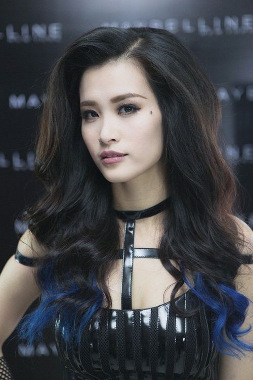 Với tông màu mắt này, Nhi rất dễ để lựa chọn màu tóc. Từ tóc đen...
