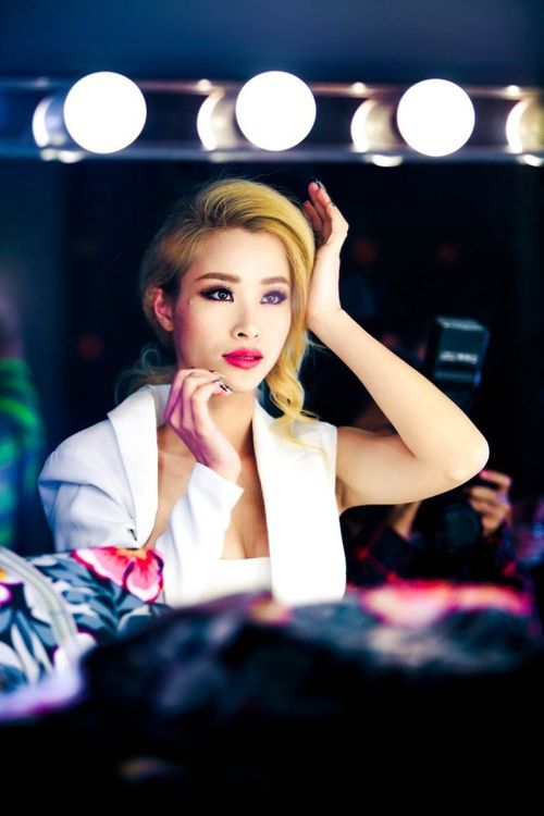 Với đôi môi đỏ và mái tóc vàng, Đông Nhi trông thật nổi bật trong tông make up màu mắt đậm này.