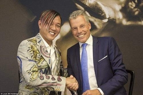 Khách sạn này của tỷ phú Stephen Hung (trái) sẽ được mở cửa vào mùa hè tới.