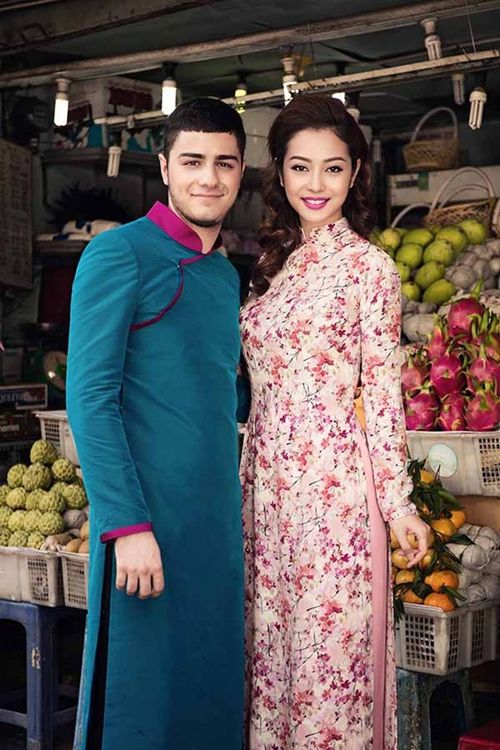 Trước đó, cô đã cùng bạn diễn Tây là Teodor xúng xính trong tà áo dài dạo phố xuân.