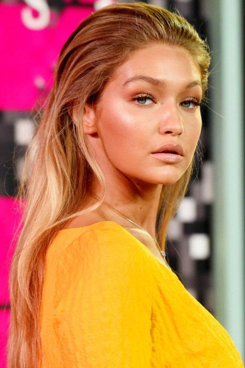 Màu tóc vàng và lối make up với tông màu nude đã trở thành dấu ấn riêng biệt của cô nàng.