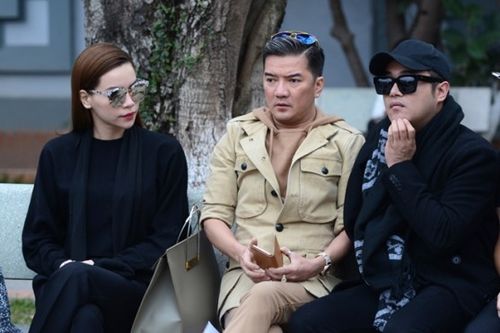 Đàm Vĩnh Hưng và Hồ Ngọc Hà đến từ khá sớm và lặng lẽ ngồi chờ tới giờ vào viếng tang.