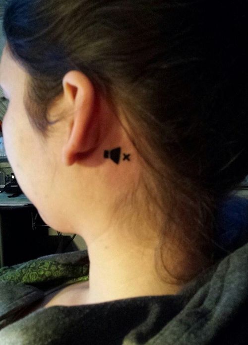 “Bởi vì tôi bị điếc một bên tai nên tôi nghĩ rằng đây là cách thân thiện nhất để nói với thế giới rằng đừng nói chuyện với tôi bên tai trái”, raingoose chia sẻ.