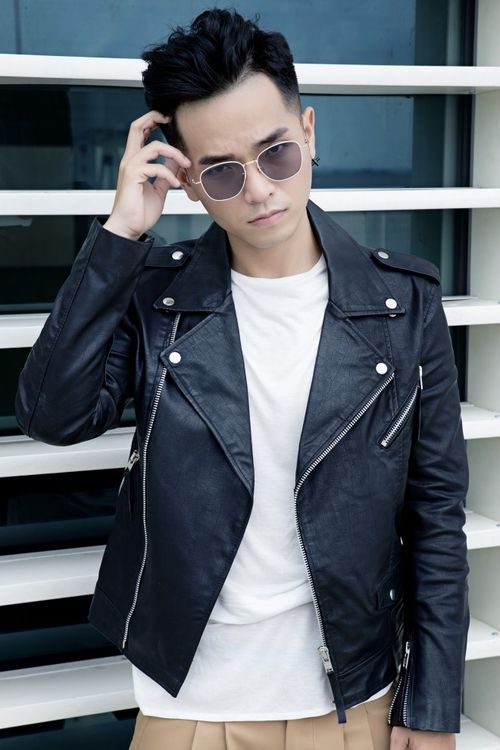 Chàng trai trông cực ngầu với moto jacket da.