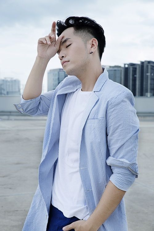 Thanh lịch với blazer dáng dài kẻ sọc.
