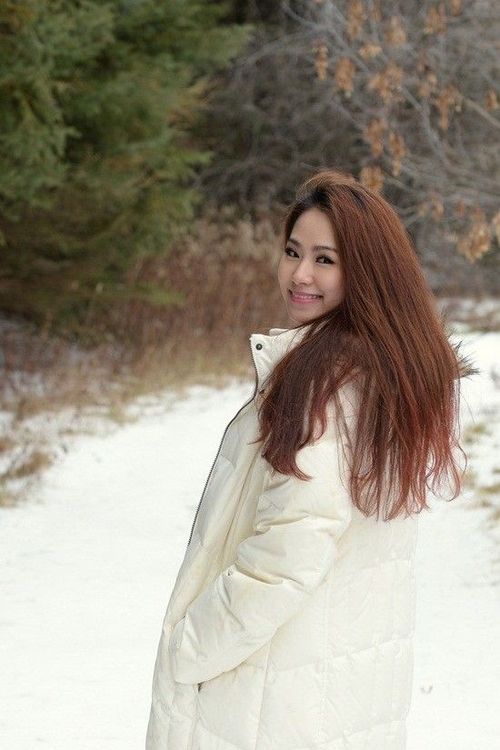 Vì thời gian này tại Mỹ vẫn còn tuyết rơi nên nữ ca sĩ hào hứng được chơi đùa trong tuyết dù chia sẻ rằng nhiệt độ rất lạnh.
