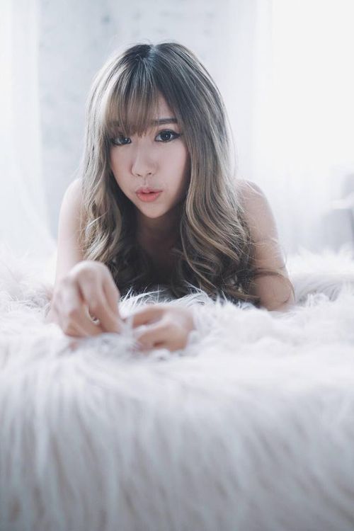Min chọn một đôi mày ngang màu nâu hạt dẻ cho mình và đôi môi được mix giữa hai tông màu nude và đỏ.