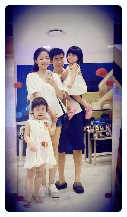 Miu cùng bố mẹ và em gái.