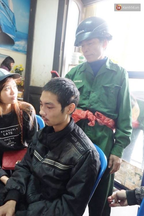 Chàng trai tội nghiệp đã phải trải qua 2 ngày đói khát vì không có cách liên lạc tìm lại cha mình.