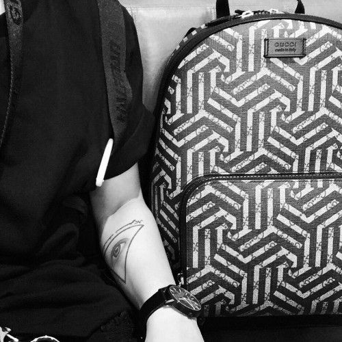 Trong phần giới thiệu, Kelbin được Gucci nhắc đến như là một nhà thiết kế có gu tại Việt Nam, bên cạnh đó còn khẳng định phong cách unisex vô cùng sành điệu của Kelbin.