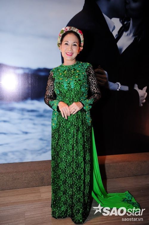 Nghệ sĩ Kim Xuân trong bộ trang phục truyền thống.
