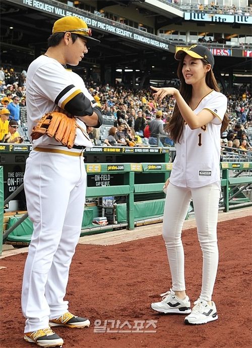 Hyomin và Kang Jung Ho thân thiết trên sân bóng.