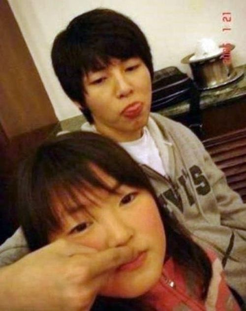 Em gái Song Joong Ki bị chê gương mặt to, mũi tẹt, môi dày. Anh trai và em gái có độ khác nhau quá lớn.