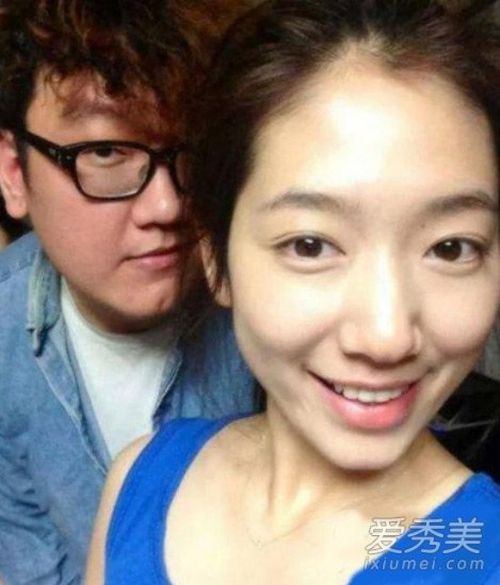 Anh trai Park Shin Hye có sự khác biệt quá lớn với cô em gái xinh đẹp. Nhiều người cho biết vì Park Shin Hye khởi nghiệp khi còn nhỏ nên không vướng nghi vấn thẩm mỹ.