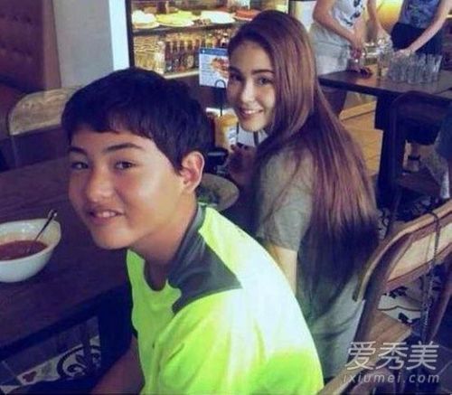 Em trai Côn Lăng: Côn Lăng thu hút trái tim Châu Kiệt Luân ngay khi gặp gỡ bởi vẻ ngoài như thiên nữ. Tuy nhiên, những ai tưởng rằng gia đình Côn Lăng toàn người đẹp chắc chắn sẽ thất vọng. Cô có cậu em trai sở hữu ngoại hình bình thường.
