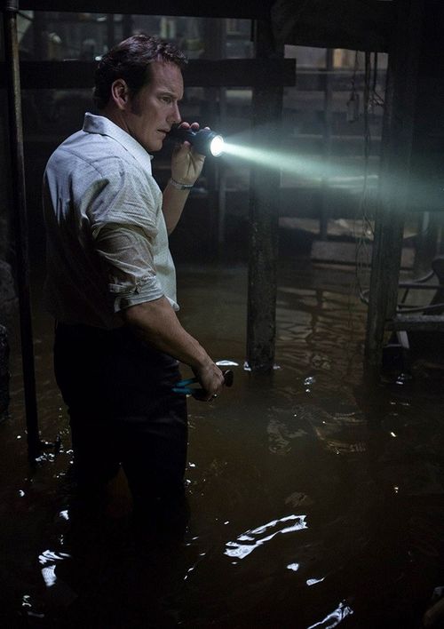 Patrick Wilson trong phân đoạn tầng hầm bị ngập nước (mô tả bên dưới).