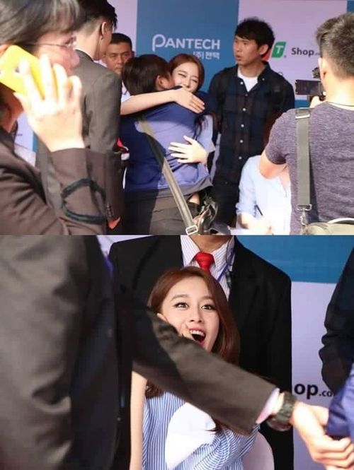 JiYeon bất ngờ khi bị một người hâm mộ hôn vào má trong buổi ký tặng.