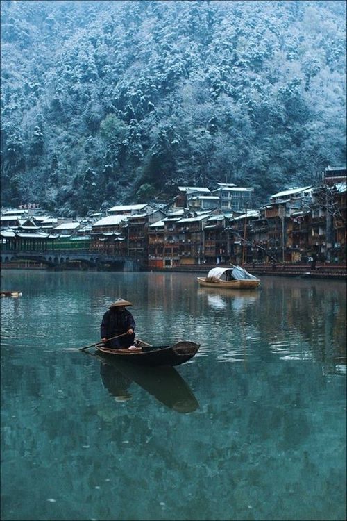 Người chèo thuyền trên sông Đà Giang.