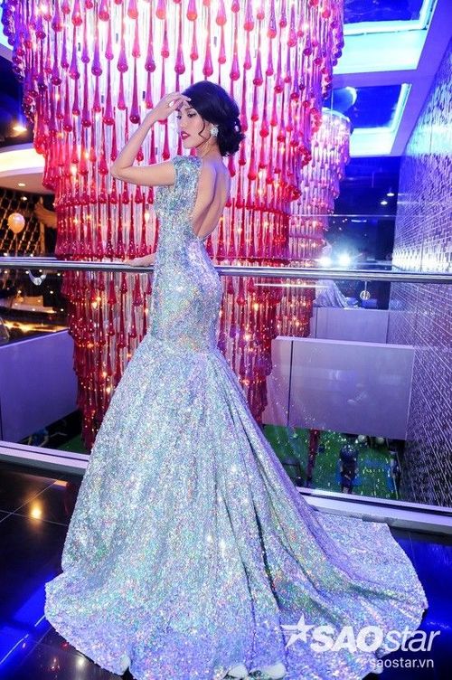 Giải vàng Siêu mẫu Việt Nam 2013 ghi điểm với bộ đầm dạ hội lấp lánh tôn dáng chuẩn của NTK nổi tiếng Lý Quí Khánh. Đây cũng là trang phục từng được người đẹp diện trong đêm chung kết Hoa hậu Thế giới hồi cuối năm ngoái.