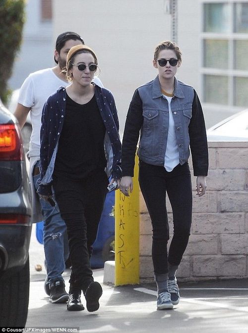 Từ mùa thu 2015, Kristen và Alicia được đồn bí mật kết hôn nhưng thông tin nhanh chóng bị bác bỏ. Trong khoảng thời gian này, rộ lên thông tin cặp đôi chia tay khi không còn được trông thấy bên nhau. Về tin đồn là người lưỡng tính, Kris chỉ đáp vẻn vẹn: “Lên Google mà tìm, tôi chẳng có gì để giấu. Tôi nghĩ trong 3-4 năm nữa, sẽ có nhiều người nhận ra rằng việc dán nhãn mình là đồng tính hay dị tính không còn quan trọng nữa”.