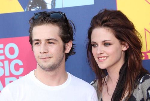 Trước khi được biết đến với vai diễn Bella trong series đình đám Twilight, Kristen hẹn hò bạn diễn Michael Angarano của phim Speak. Cặp đôi có 4 năm hẹn hò từ 2005 đến 2009 và chia tay khi Kristen đóng Twilight và tại đây gặp gỡ Robert Pattinson.