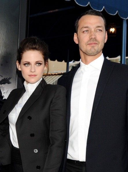 Rupert Sanders là đạo diễn bộ phim Snow White And The Huntsman mà Kristen đóng vai chính Bạch Tuyết. Tháng 7/2012, những hình ảnh người đẹp ôm hôn nhà làm phim hơn 20 tuổi được đăng tải trên tạp chí Us Weekly gây chấn động làng giải trí. Vào thời điểm đó, Rupert đã có vợ và 2 con, còn Kristen được cho là hẹn hò với Robert Pattinson.