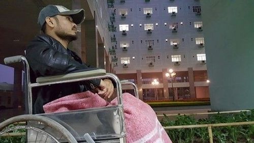 Anh ngồi xe lăn trước giờ tổng duyệt Đôi bàn tay thắp lửa. Người ta đã tự hỏi, liệu Trần Lập có thể đứng trên sân khấu một lần nữa.