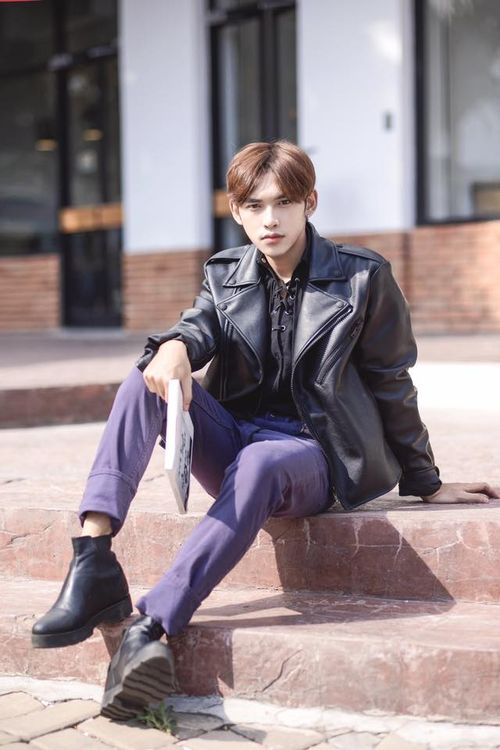 Chàng trở nên nam tính hơn với các tông màu trầm và ankle boot.