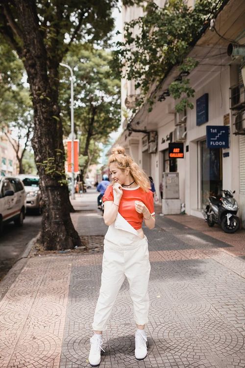 Cô bạn không ngại những chiếc áo có gam màu neon, mà trái lại còn kết hợp nó khá nhuần nhuyễn.