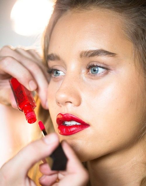 Maybelline Vivid Matte Liquid màu Rebel Red.