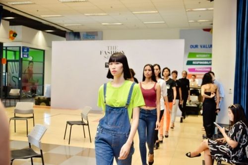 Không khí khẩn trương và háo hức trông chờ The Fashion Show đã lan tỏa khắp khán phòng buổi tổng duyệt đầu tiên trước khi ráp với sân khấu.