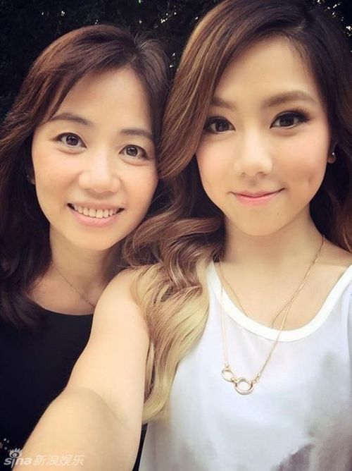 Đặng Tử Kỳ bên mẹ, họ giống hai chị em sinh đôi.