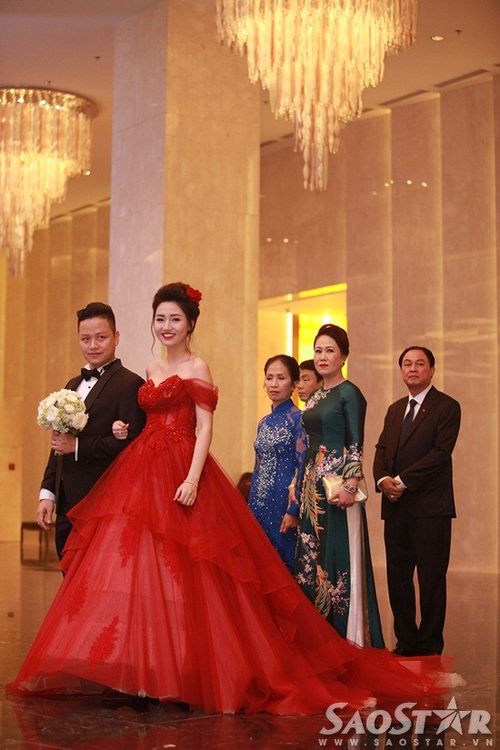 Trong một lần trả lời truyền thông gần đây, người đẹp cho hay, tuy không hoạt động trong làng giải trí nhưng ông xã vẫn ủng hộ cô tham gia nghệ thuật lẫn các hoạt động thiện nguyện.