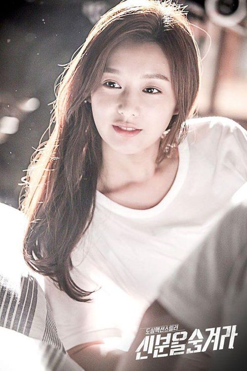 Uốn nhẹ phần đuôi tóc là lựa chọn của Kim Ji Won trong phim Hidden Identity.